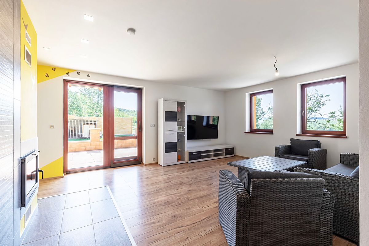 Prodej rodinného domu 229 m², pozemek 791 m² – fotografie 2