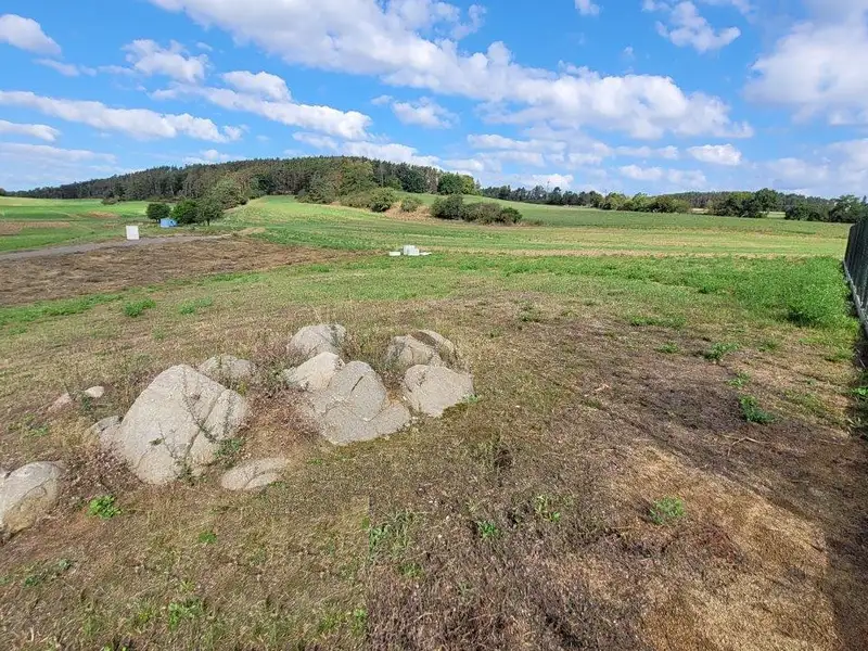 Prodej stavebního pozemku 1184 m², Obory – náhled fotky 3