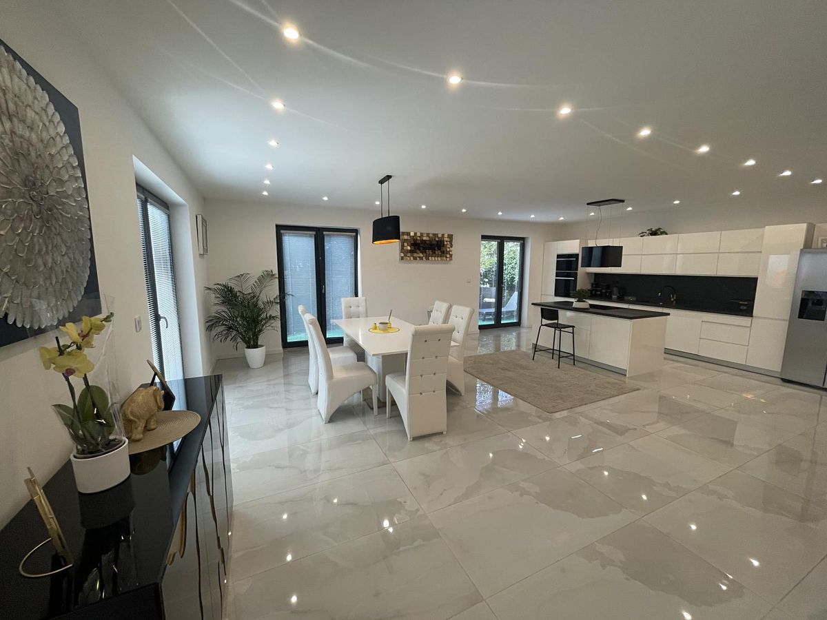 Prodej rodinného domu 192 m², pozemek 412 m² – fotografie 2