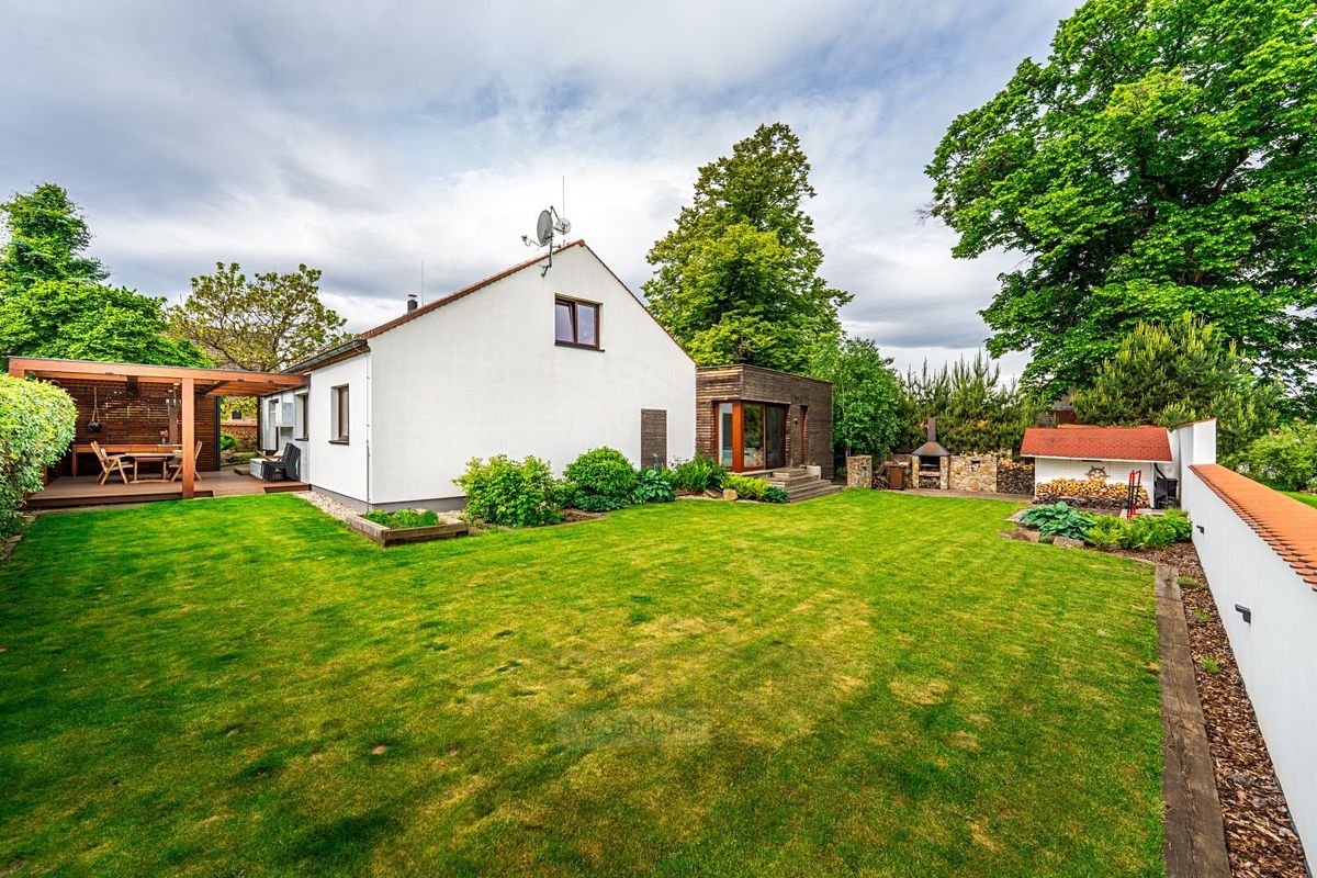 Prodej rodinného domu 308 m², pozemek 820 m² – fotografie 3