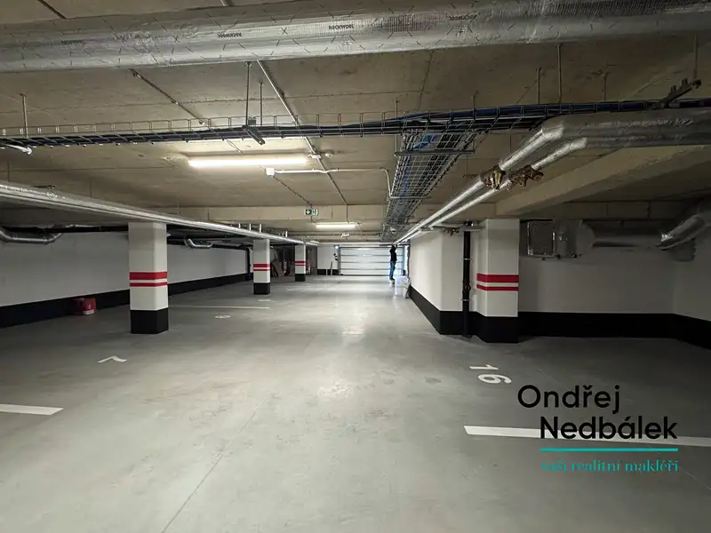 Pronájem garážového stání 15 m², Zlín – náhled fotky 2