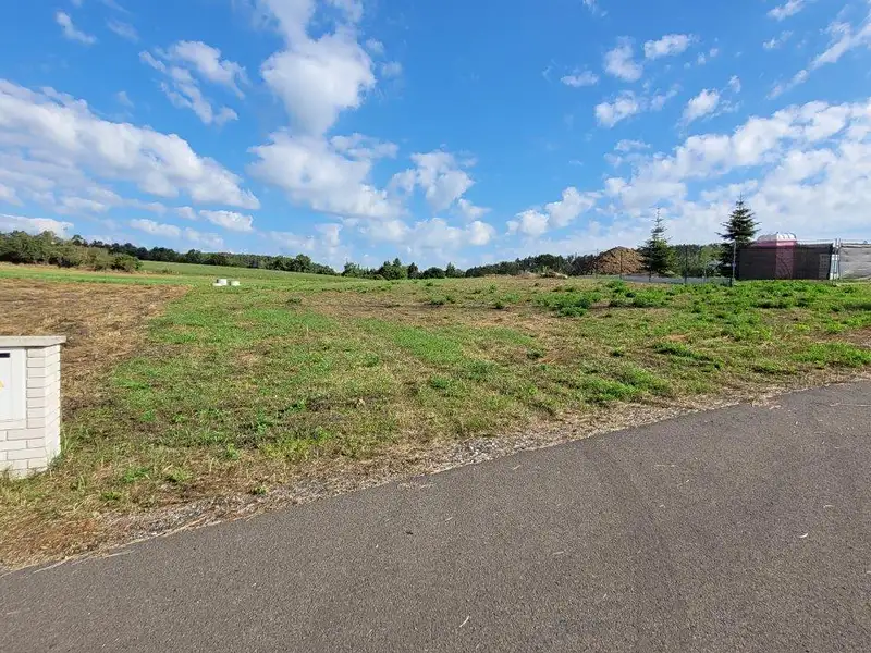 Prodej stavebního pozemku 1184 m², Obory – náhled fotky 1