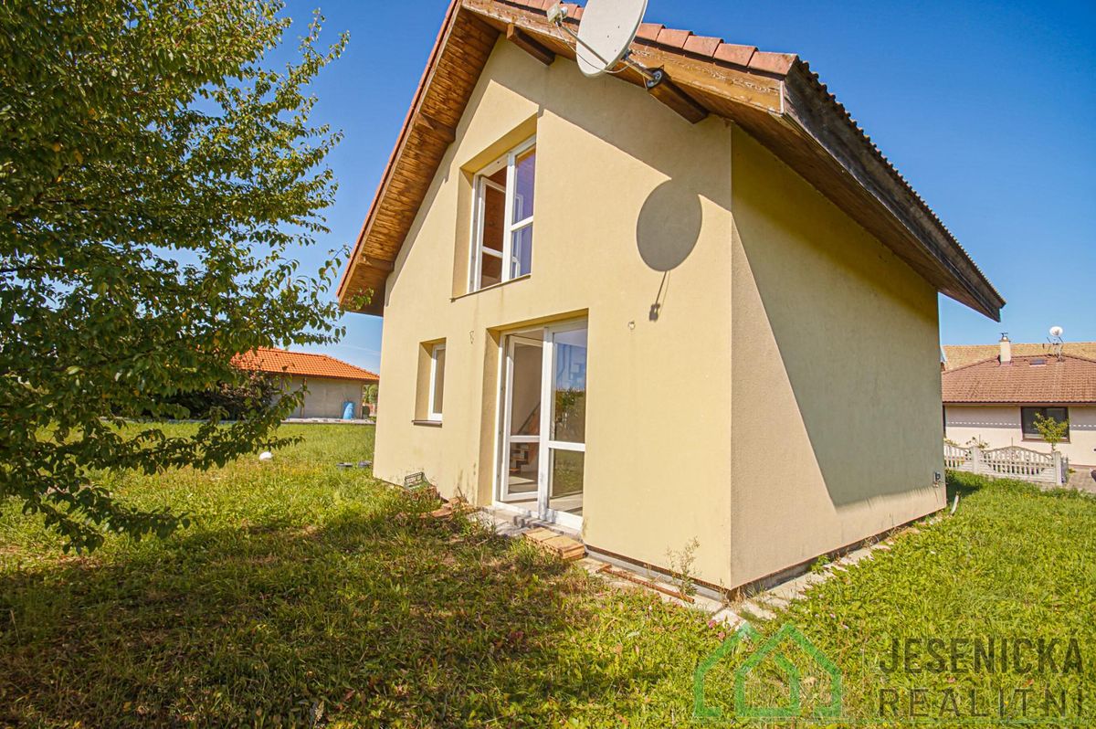Prodej rodinného domu 98 m², pozemek 752 m² – fotografie 2
