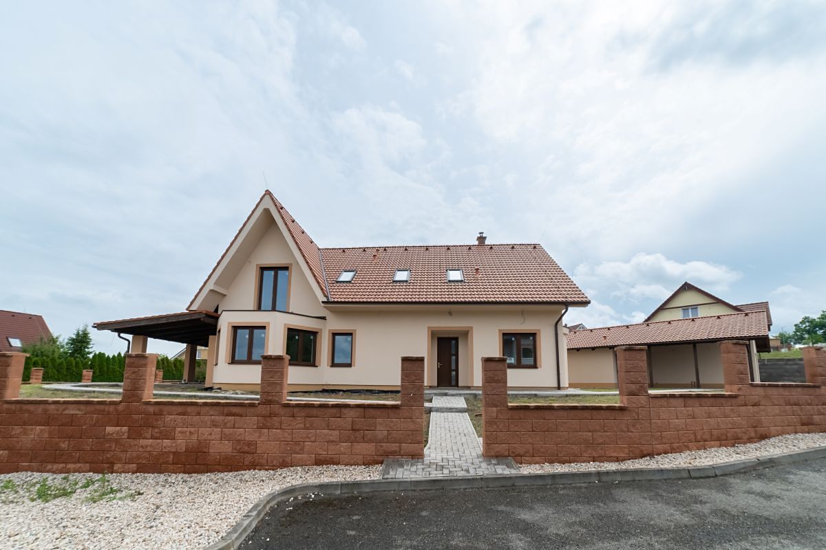 Prodej rodinného domu 218 m², pozemek 1043 m²