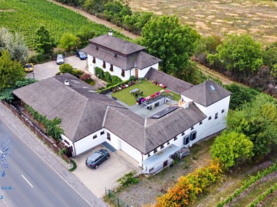Prodej podílu 1/2  vily 518 m², pozemek 1 012 m²