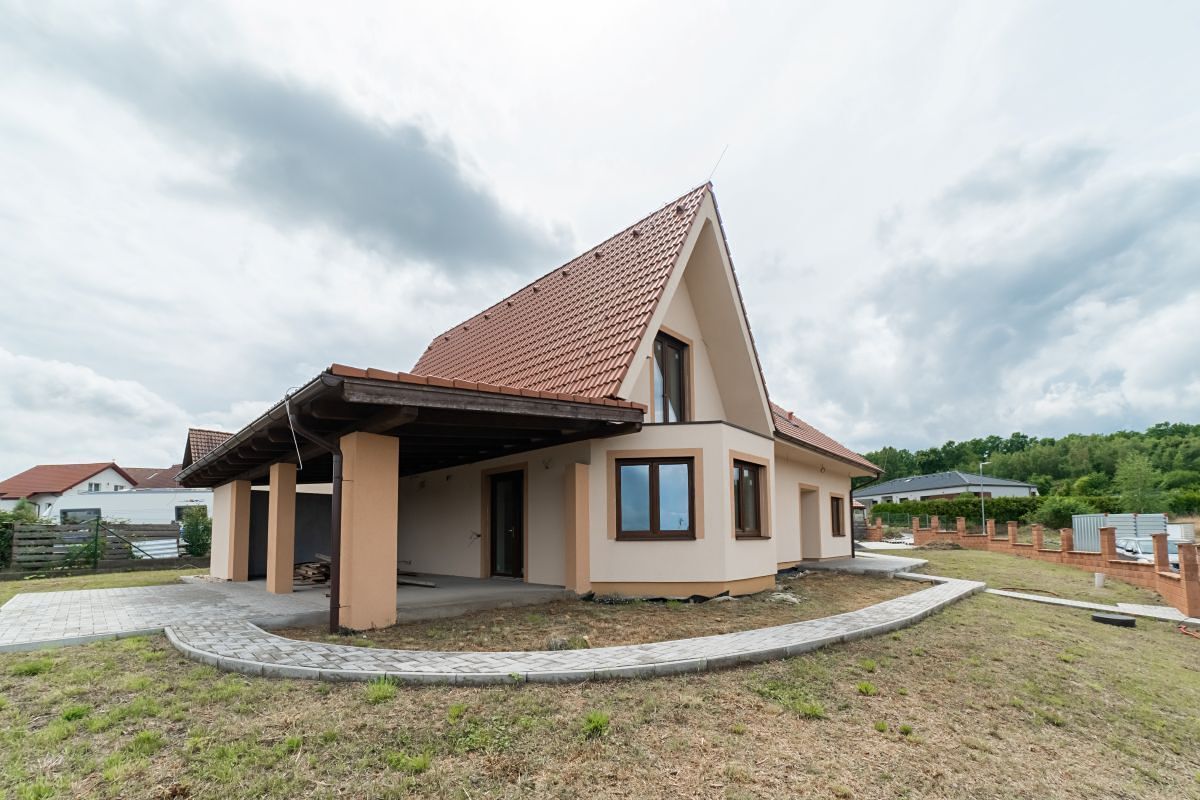 Prodej rodinného domu 218 m², pozemek 1043 m² – fotografie 2