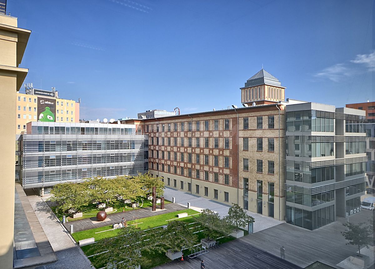 Pronájem kanceláře 653 m²