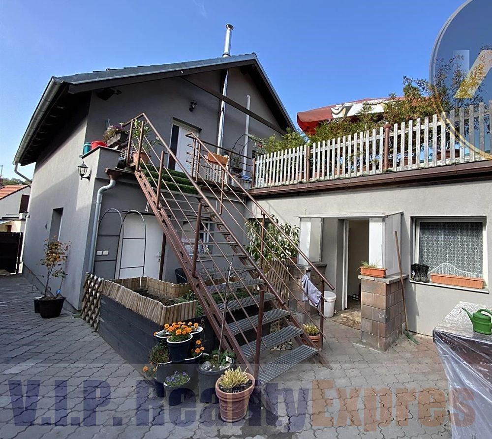 Prodej rodinného domu 224 m², pozemek 419 m² – fotografie 2