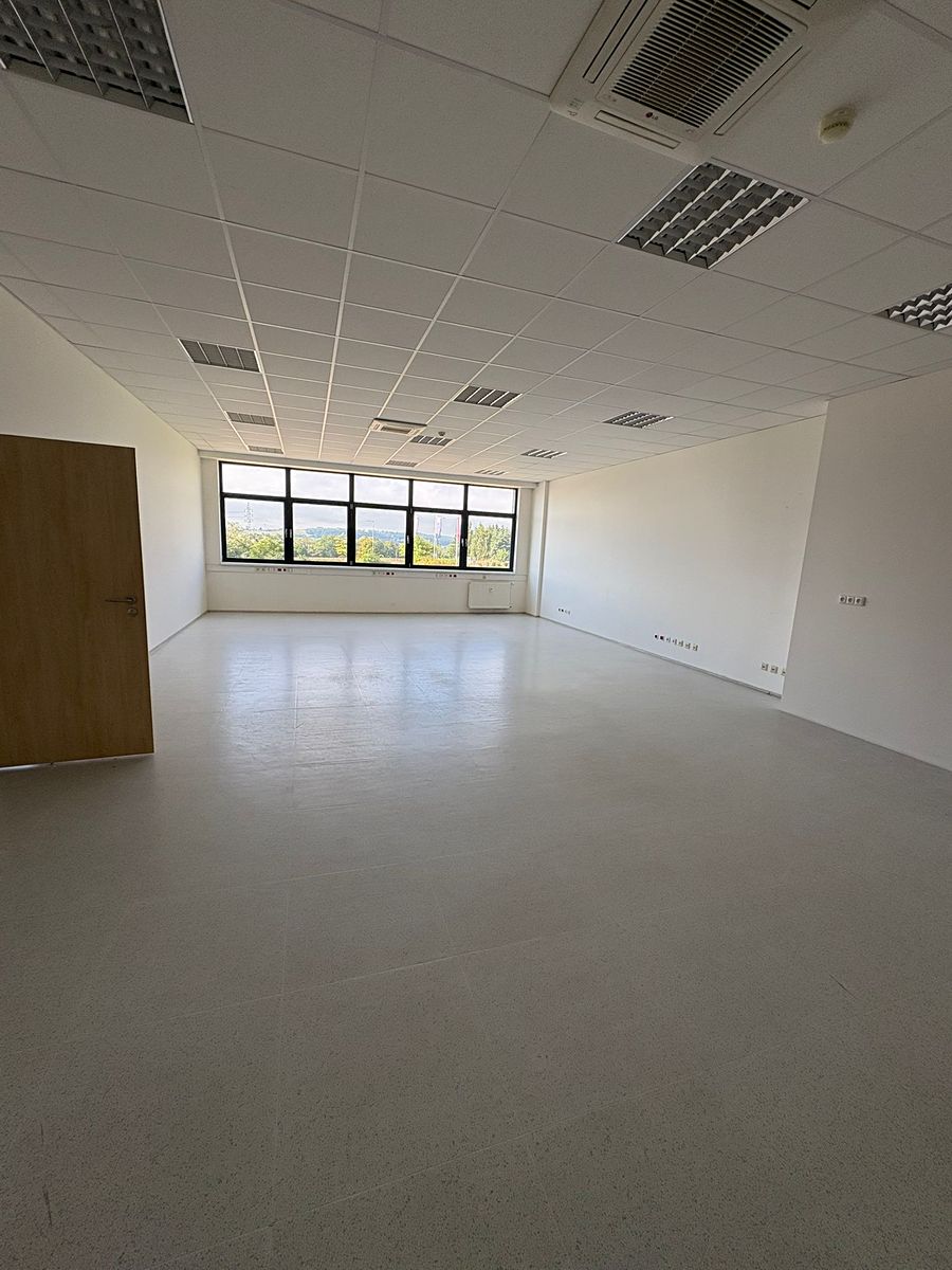 Pronájem kanceláře 150 m² – fotografie 3