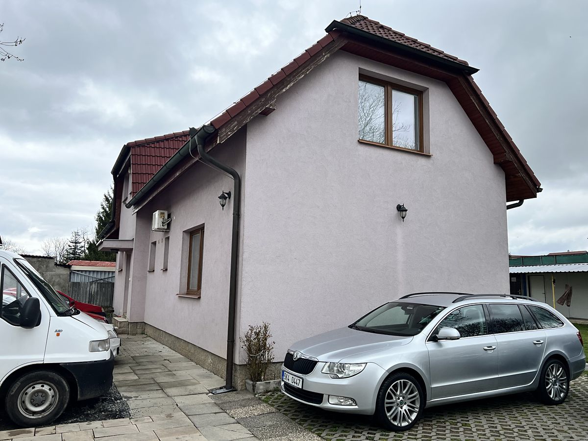 Prodej rodinného domu 214 m², pozemek 669 m² – fotografie 3