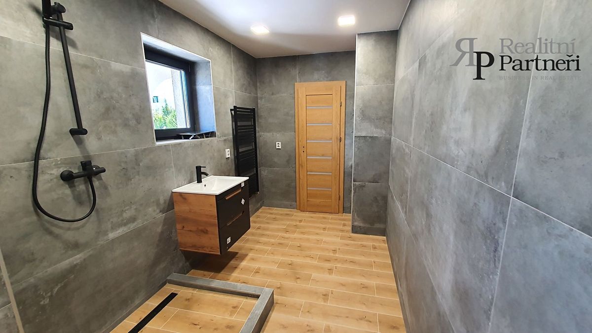 Prodej rodinného domu 260 m², pozemek 950 m² – fotografie 3