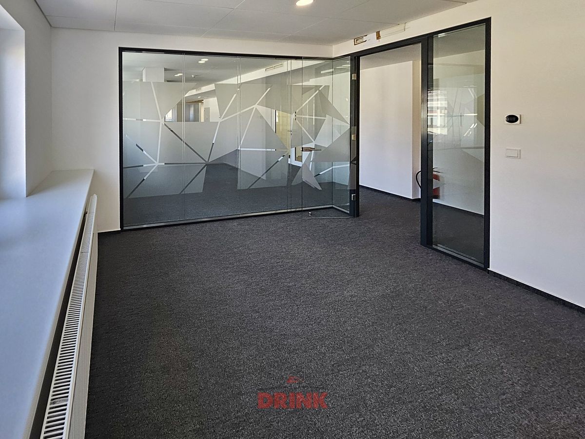 Pronájem kanceláře 420 m² – fotografie 4