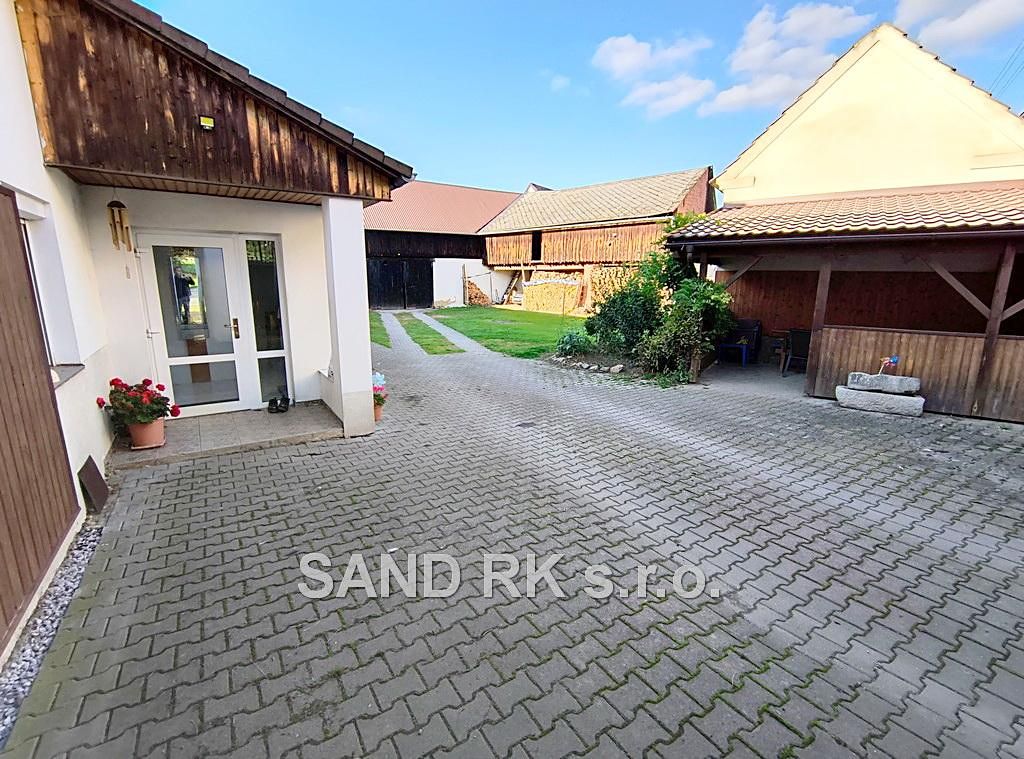 Prodej rodinného domu 234 m², pozemek 2861 m² – fotografie 3