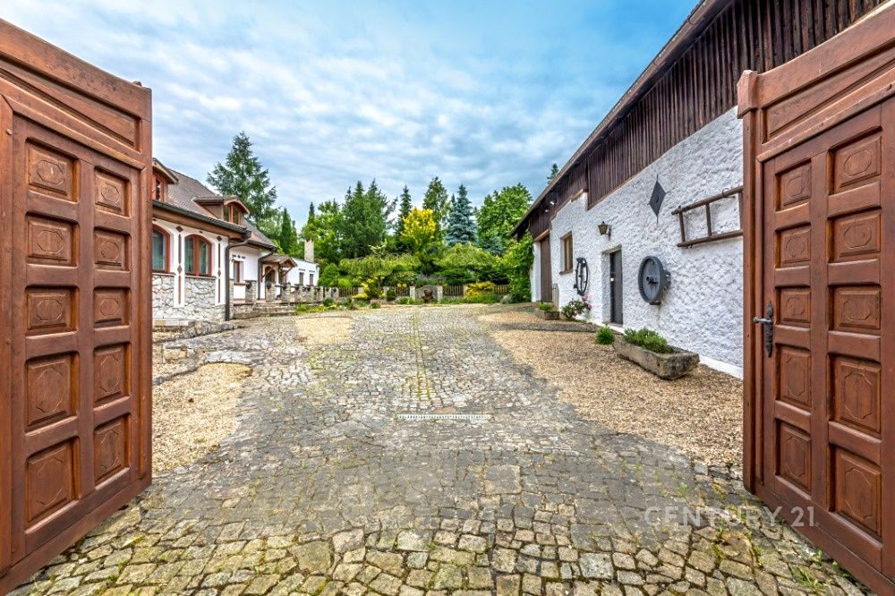 Prodej rodinného domu 663 m², pozemek 4988 m² – fotografie 2