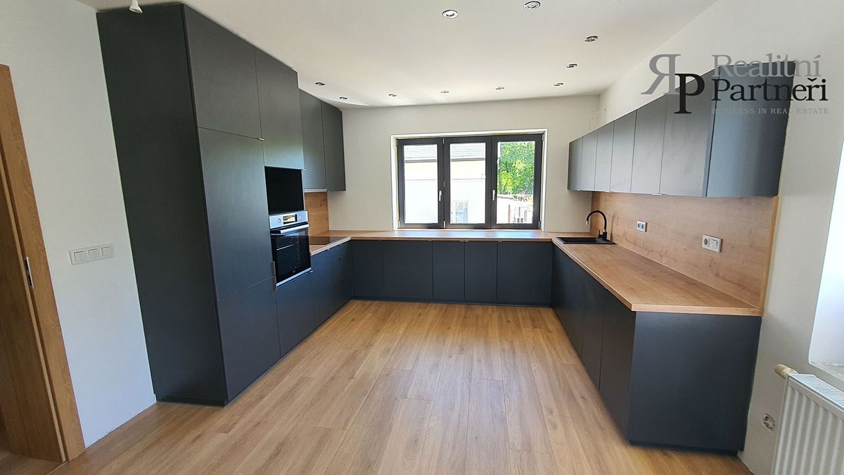 Prodej rodinného domu 260 m², pozemek 950 m² – fotografie 2