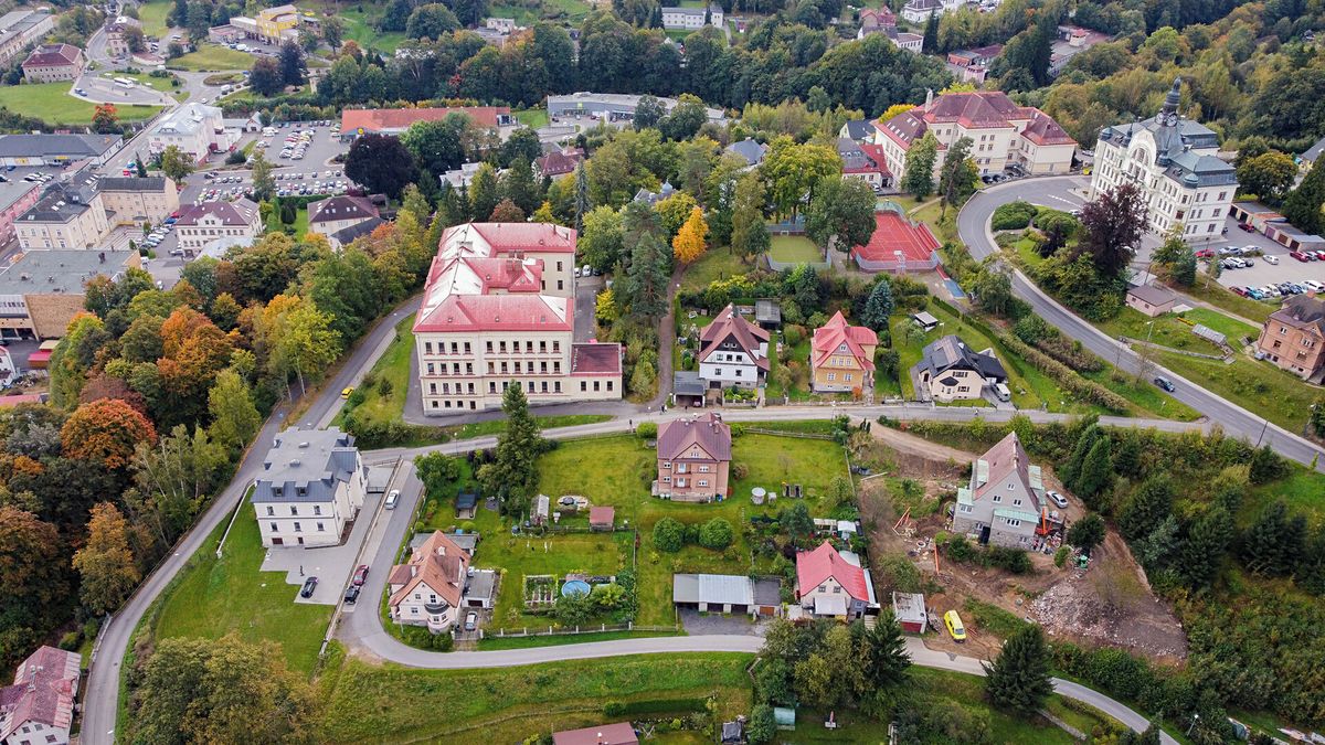 Prodej rodinného domu 600 m², pozemek 1656 m² – fotografie 2