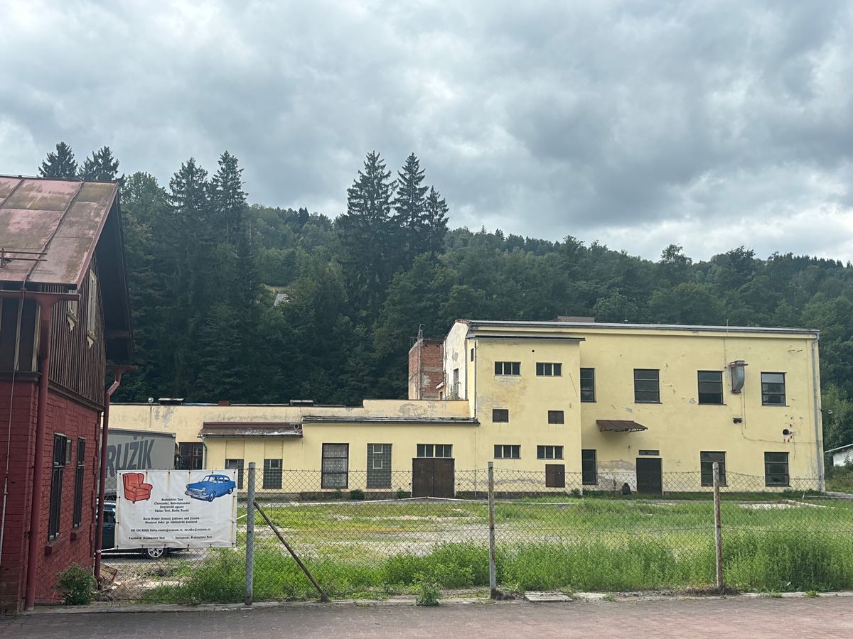 Pronájem komerčního pozemku 1300 m² – fotografie 2