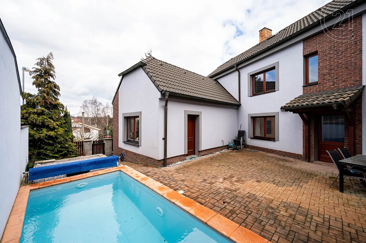 Prodej rodinného domu 231 m², pozemek 584 m²