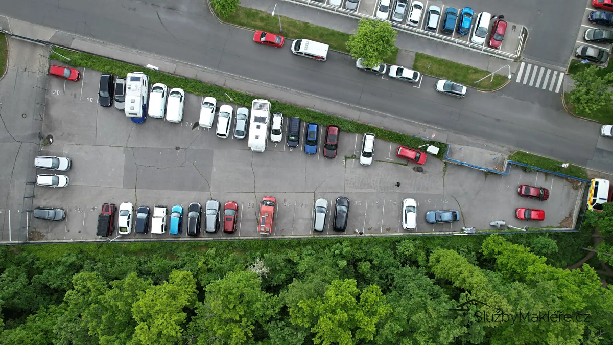 Pronájem garážového stání 15 m²