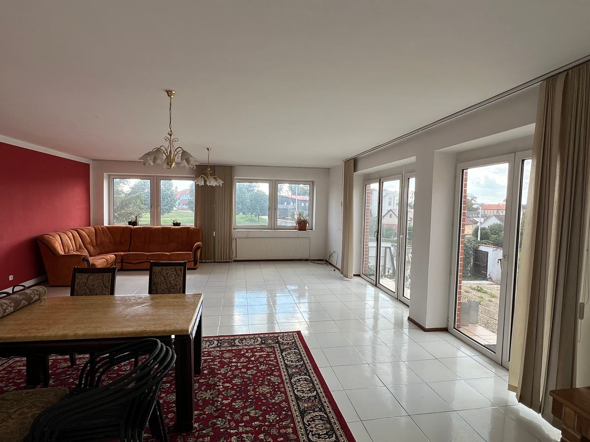 Prodej rodinného domu 428 m², pozemek 831 m² – fotografie 2