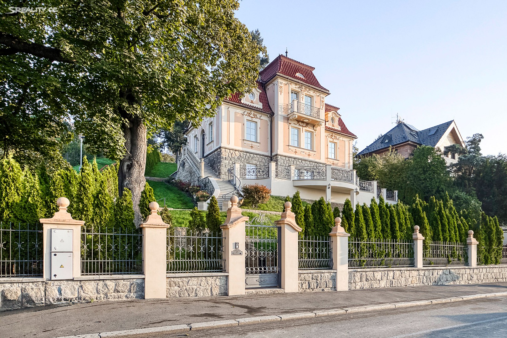Prodej  vily 345 m², pozemek 1 347 m², Praha