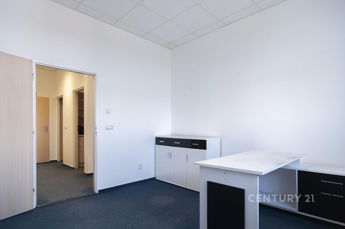 Pronájem kanceláře 61 m² – fotografie 3