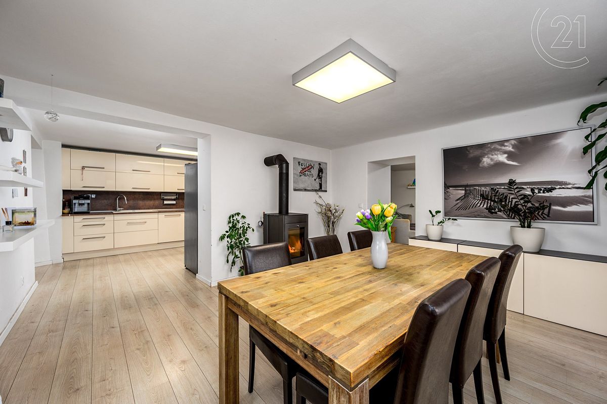 Prodej rodinného domu 231 m², pozemek 584 m² – fotografie 2