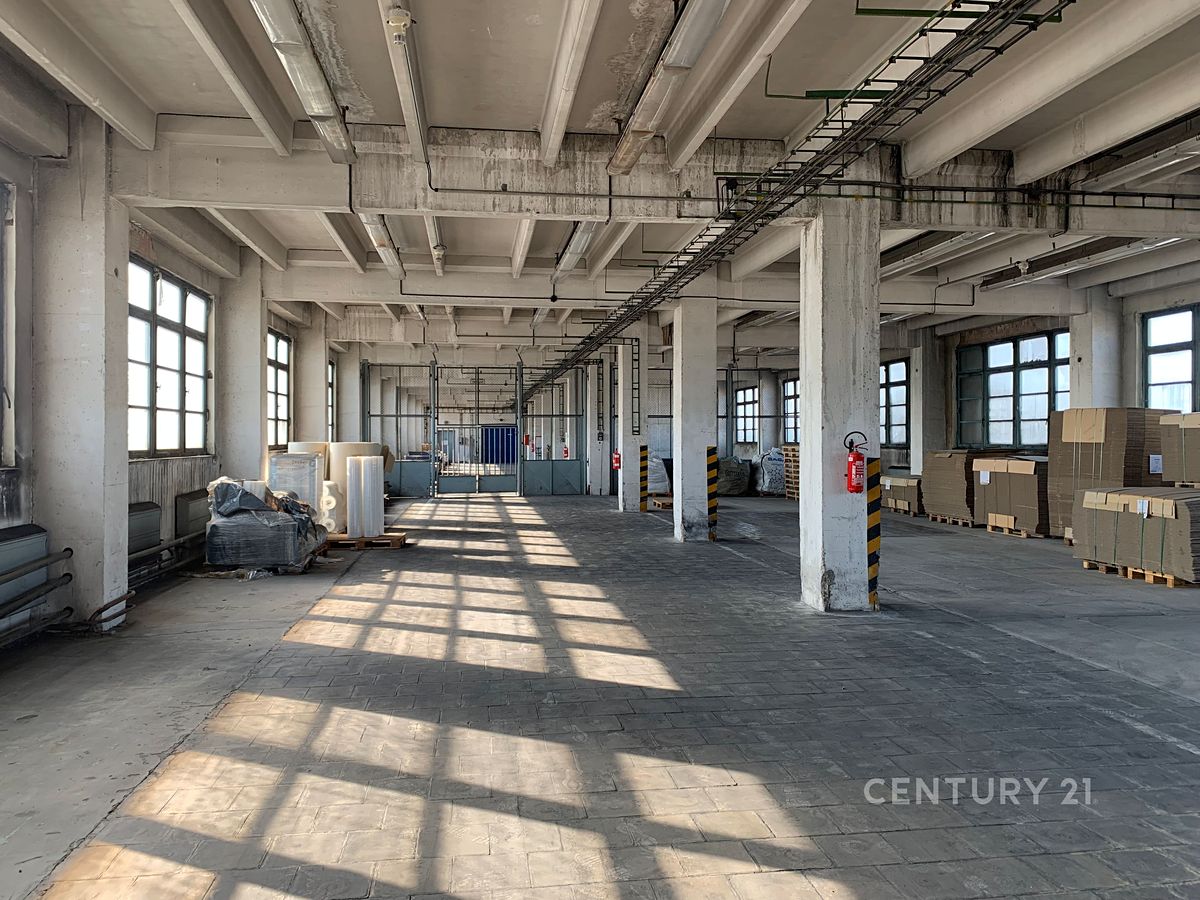Pronájem skladového prostoru 1422 m²