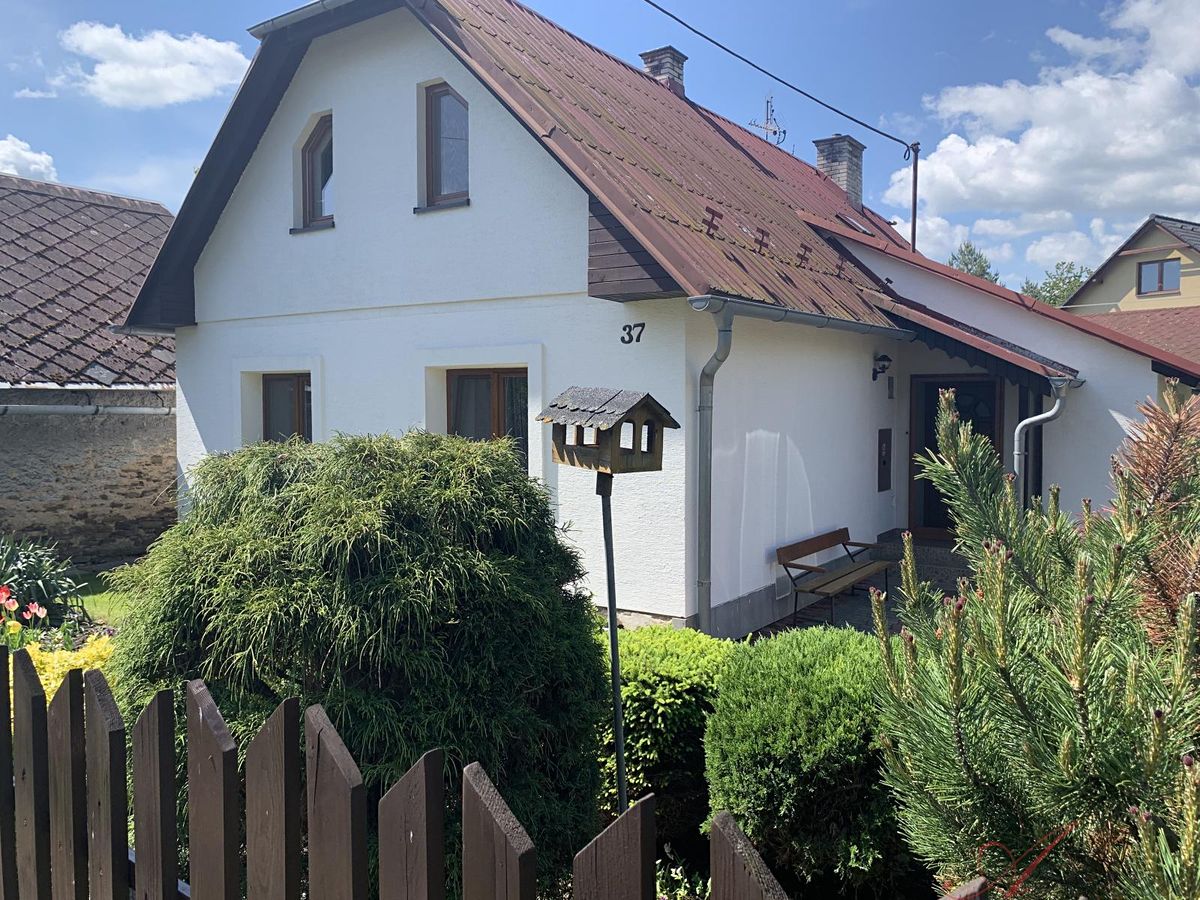 Prodej rodinného domu 200 m², pozemek 1097 m² – fotografie 2