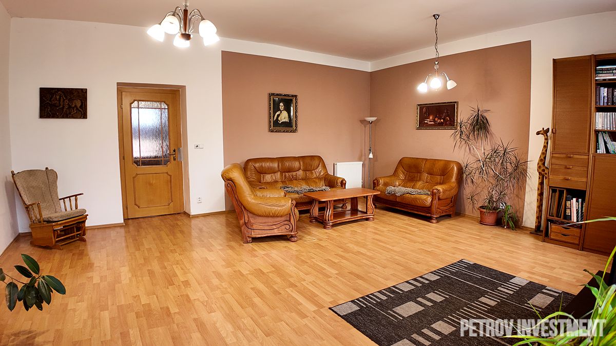 Prodej rodinného domu 690 m², pozemek 652 m² – fotografie 3