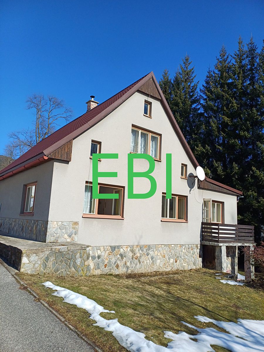 Prodej rodinného domu 290 m², pozemek 815 m²