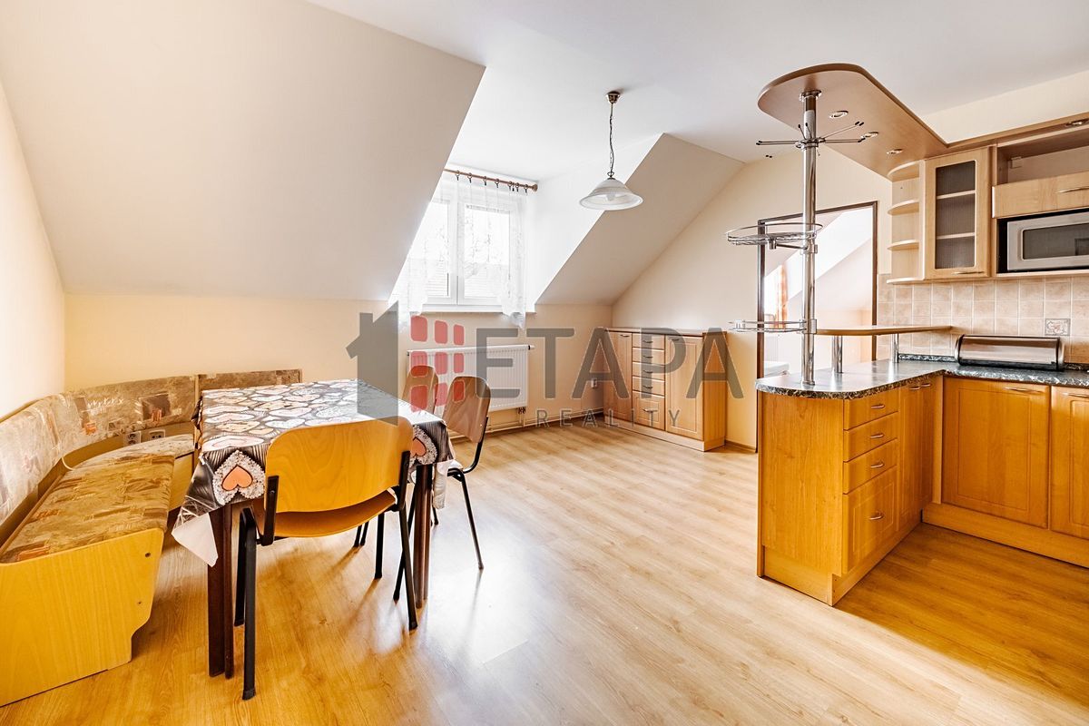 Prodej rodinného domu 382 m², pozemek 317 m² – fotografie 2