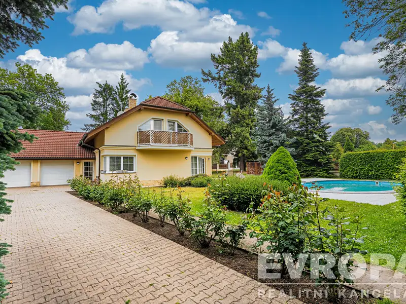 Prodej rodinného domu 350 m², pozemek 1991 m², Nymburk – náhled fotky 1