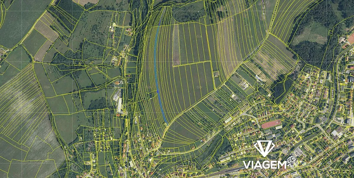 Prodej podílu 1/2 stavebního pozemku 2570 m²