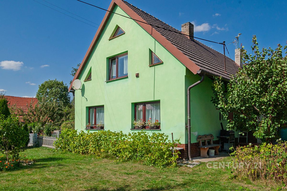 Prodej rodinného domu 262 m², pozemek 2736 m²