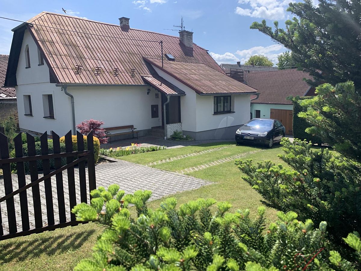 Prodej rodinného domu 200 m², pozemek 1097 m² – fotografie 3