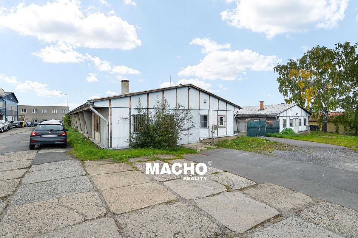 Pronájem skladového prostoru 588 m²