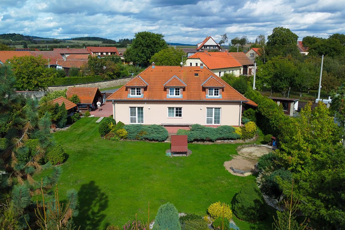 Prodej rodinného domu 222 m², pozemek 1934 m² – fotografie 2