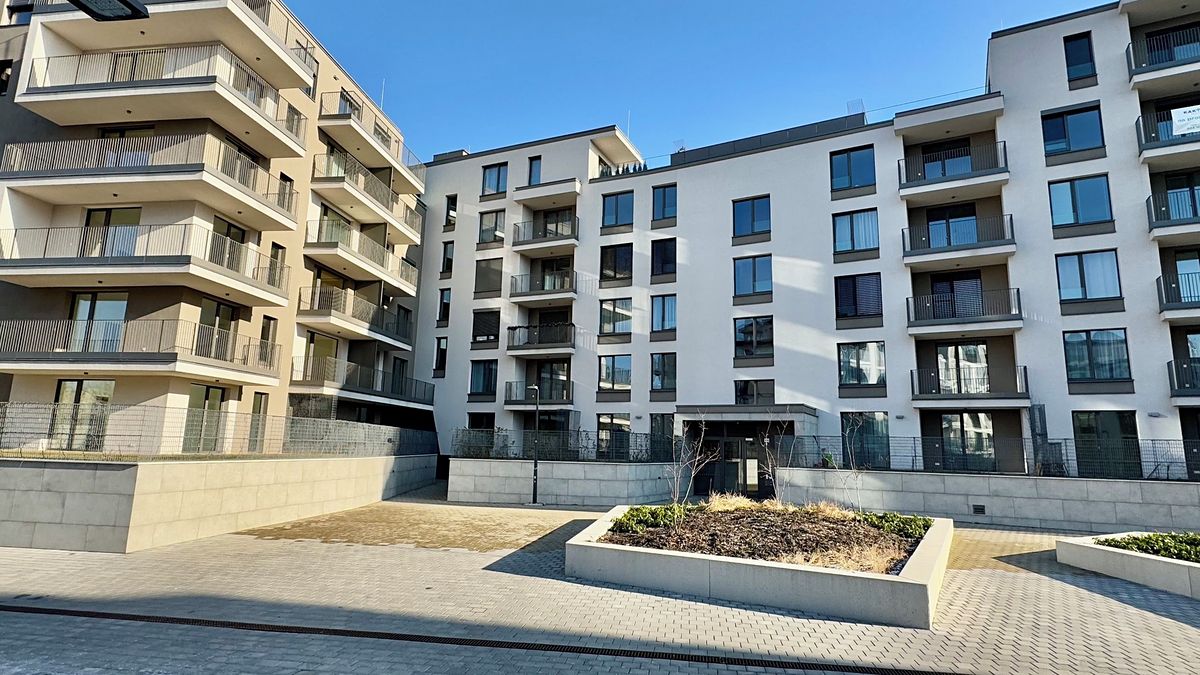 Pronájem garážového stání 14 m²