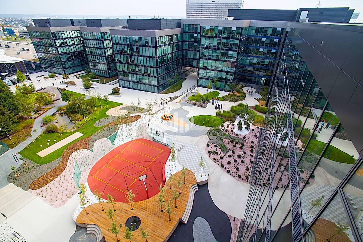Pronájem kanceláře 1363 m²