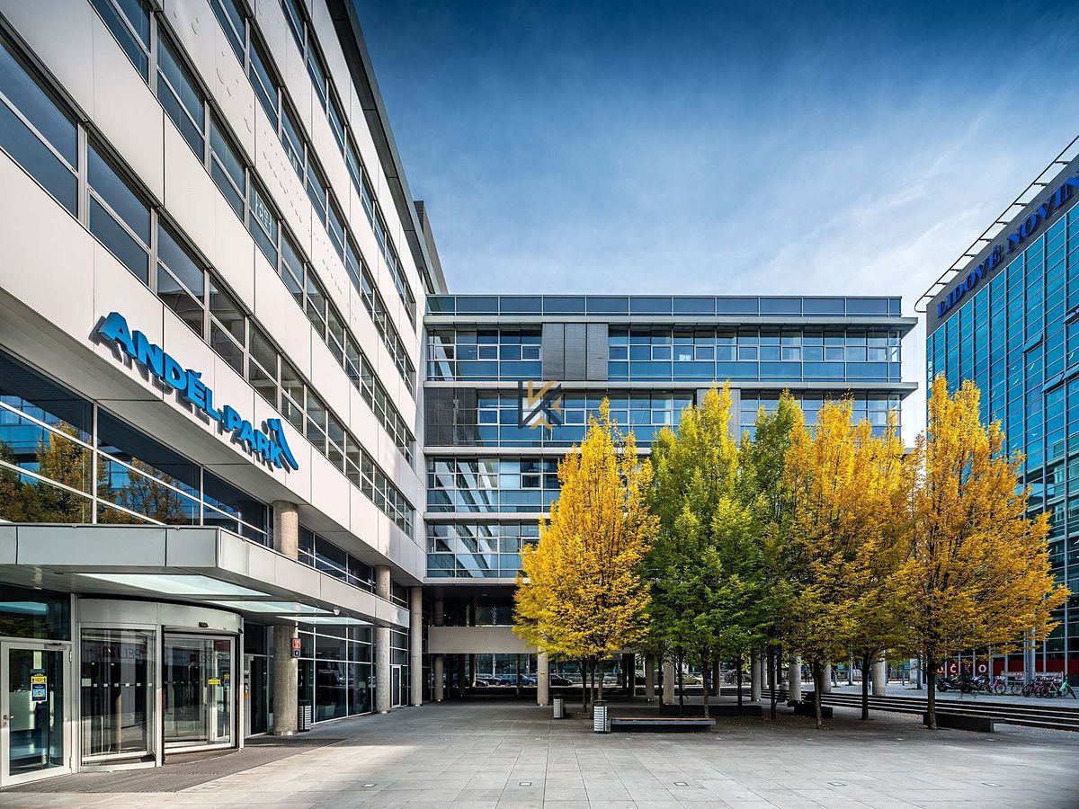 Pronájem kanceláře 1323 m²