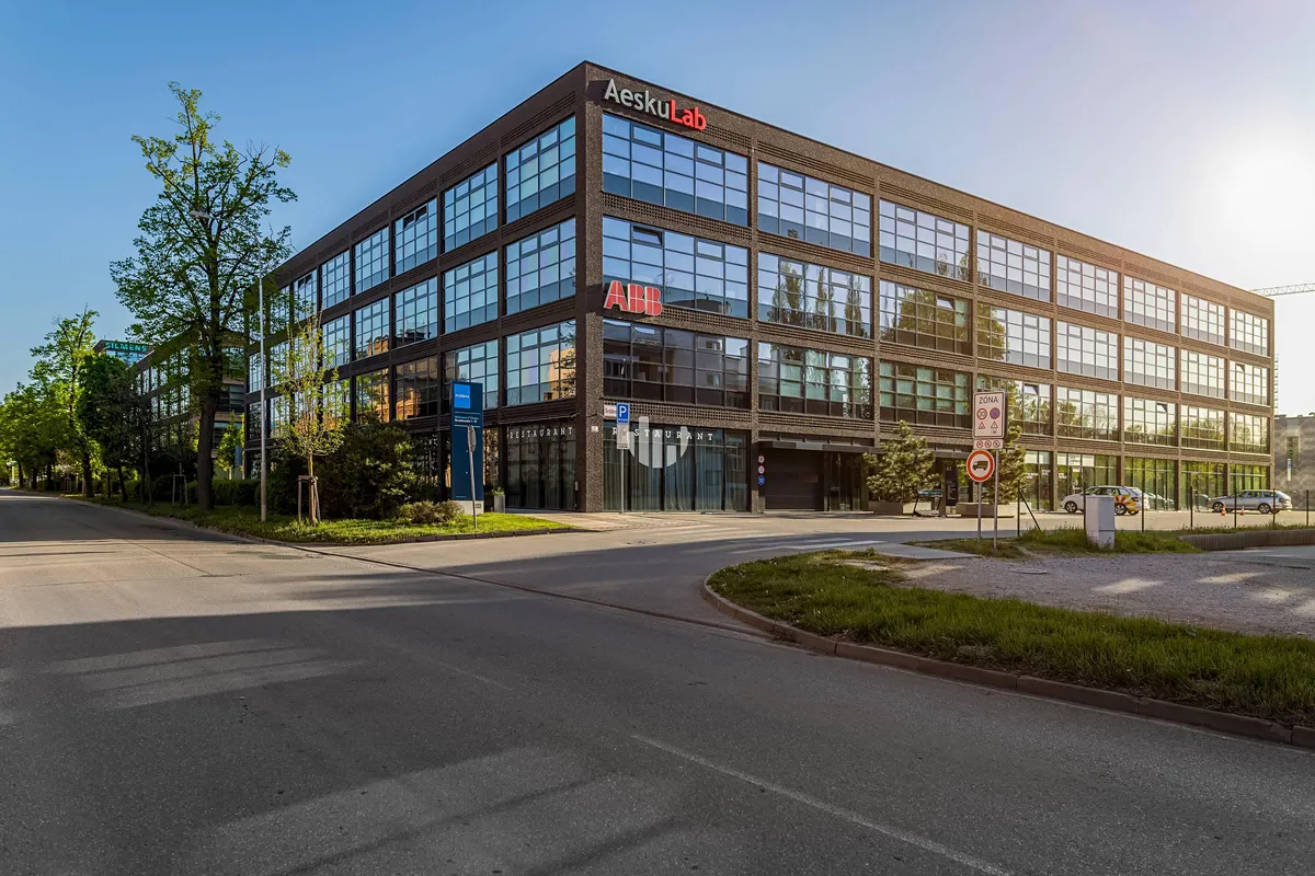 Pronájem kanceláře 1172 m²