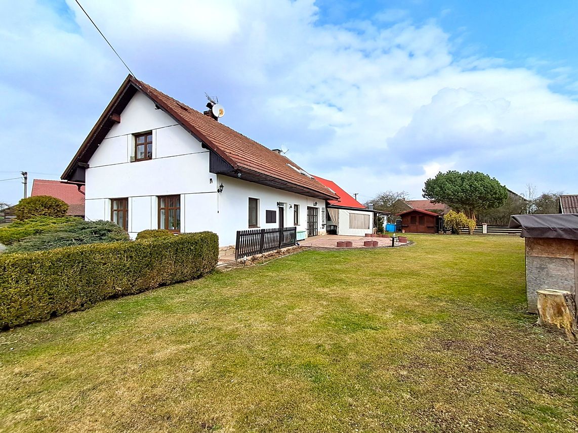 Prodej rodinného domu 290 m², pozemek 845 m² – fotografie 3