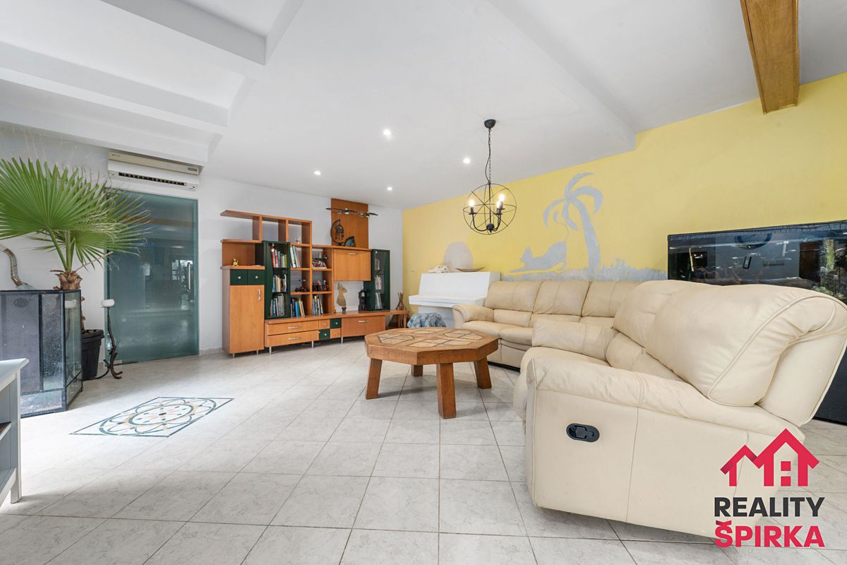 Prodej rodinného domu 275 m², pozemek 787 m² – fotografie 4