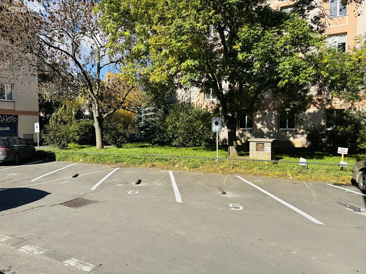 Pronájem garážového stání 13 m² – pohled 3