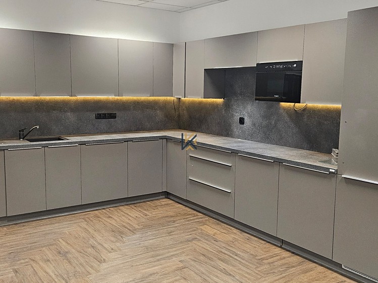 Pronájem komerčního prostoru, 1 323 m² (2 z 8)