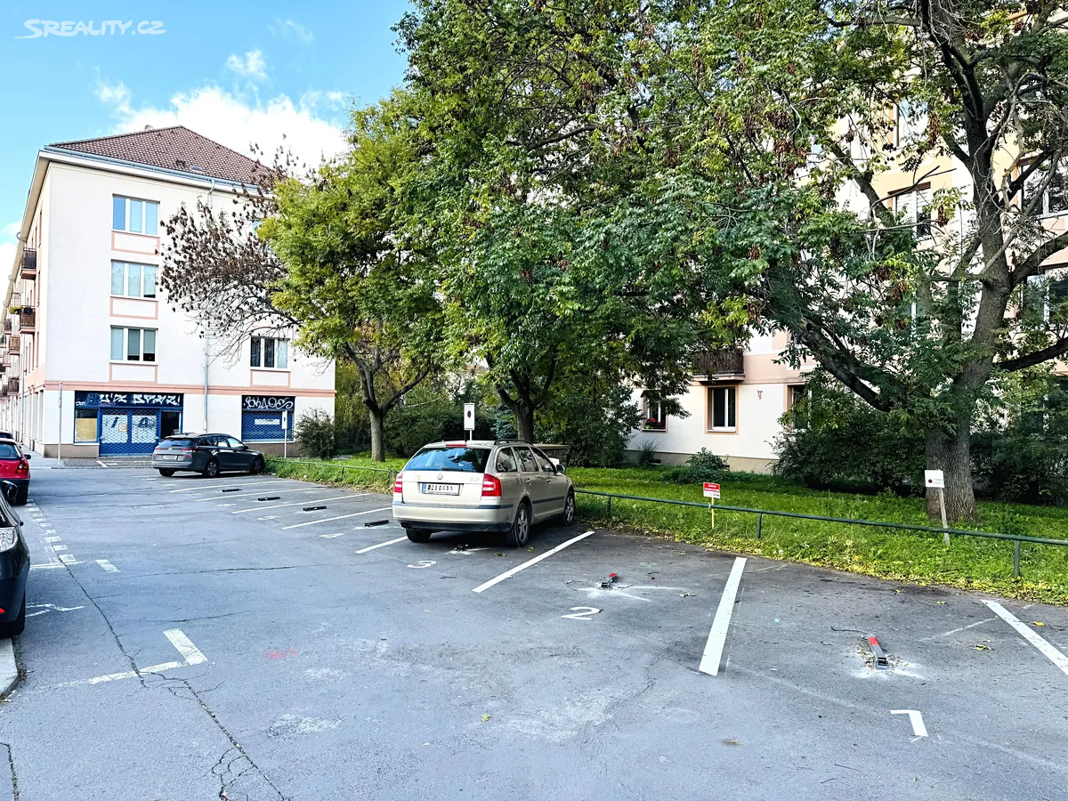 Pronájem garážového stání 13 m² – pohled 2