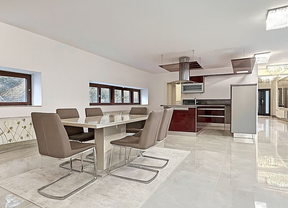 Prodej vily 680 m², pozemek 748 m² – fotografie 3
