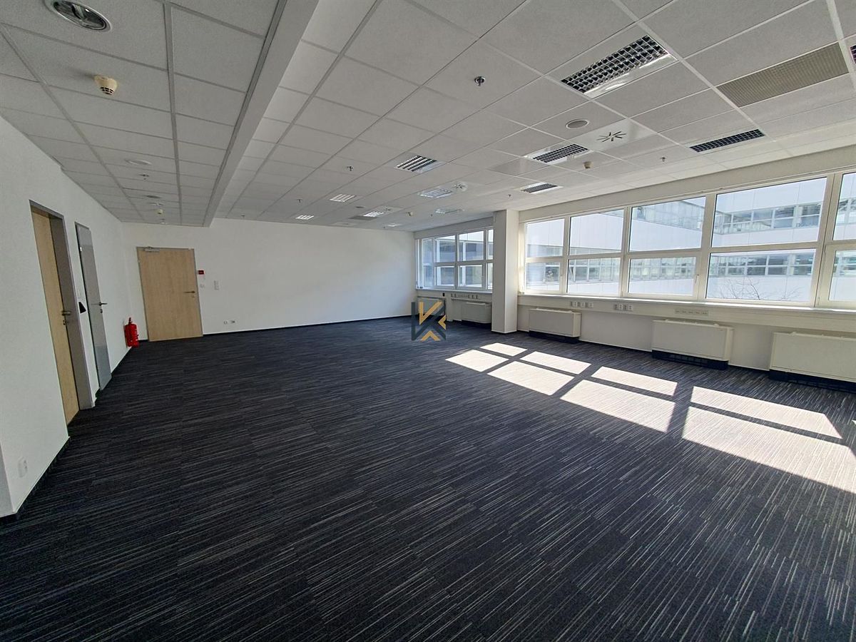 Pronájem kanceláře 789 m² – fotografie 2