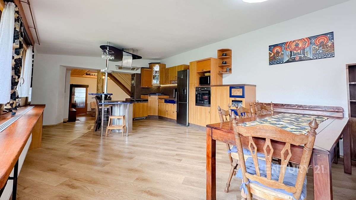 Prodej rodinného domu 310 m², pozemek 1492 m² – fotografie 2